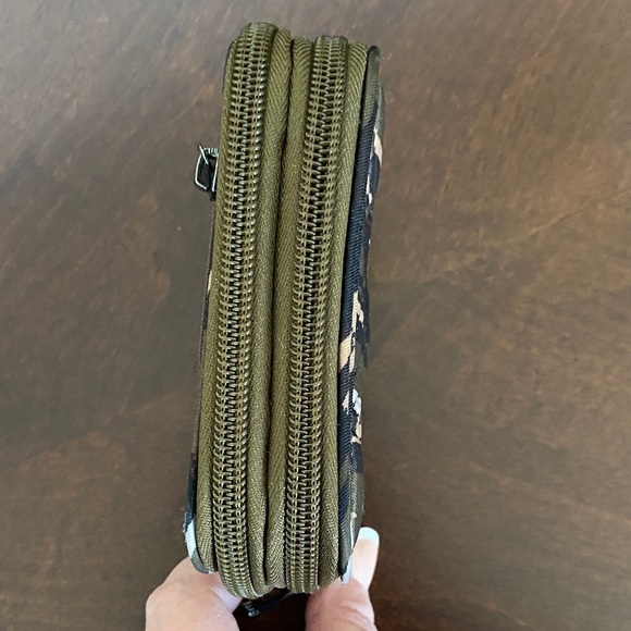 Lug Quilted Camouflage Wallet - Picture 6 of 6